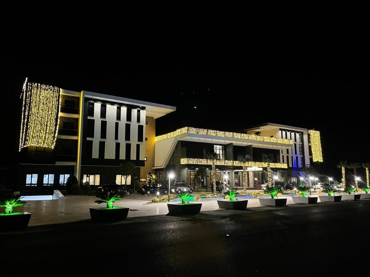 Deluxe Resort And Spa Koplik Luaran gambar