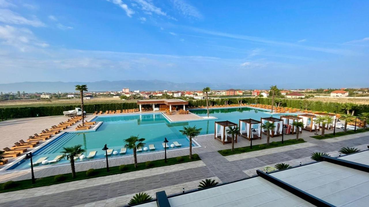 Deluxe Resort And Spa Koplik Luaran gambar