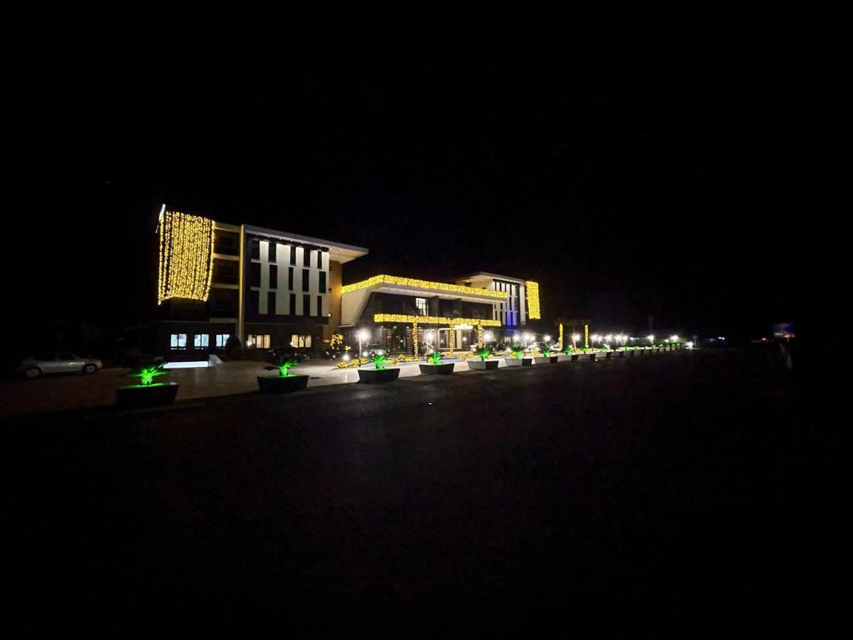 Deluxe Resort And Spa Koplik Luaran gambar