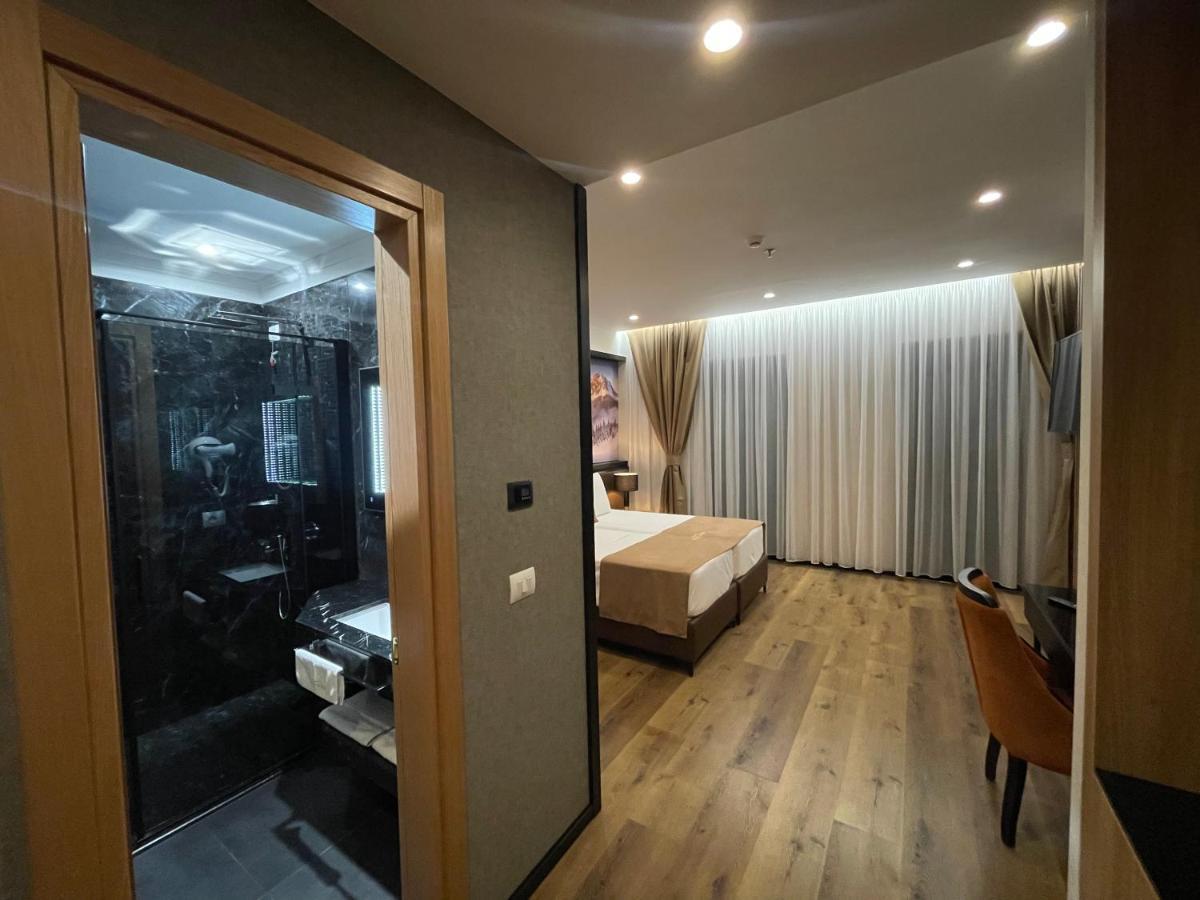 Deluxe Resort And Spa Koplik Luaran gambar